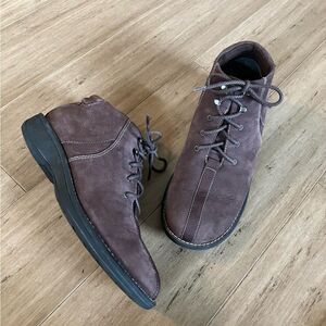 White Mountain women’s brown leather lace up ankle boots. Size 8